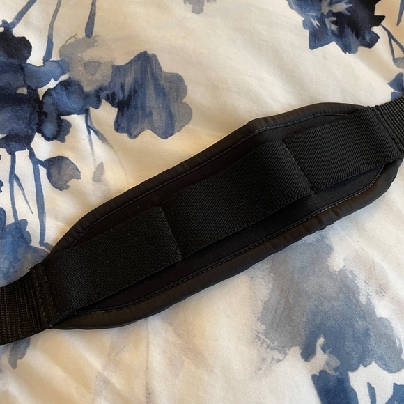 One (1) WaterField iPad/Tablet Cushioned Bag + Shoulder Strap - Picture 5 of 10